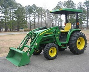 MINT 2OO4 John Deere 471O 4X4 tractor w/ attachments